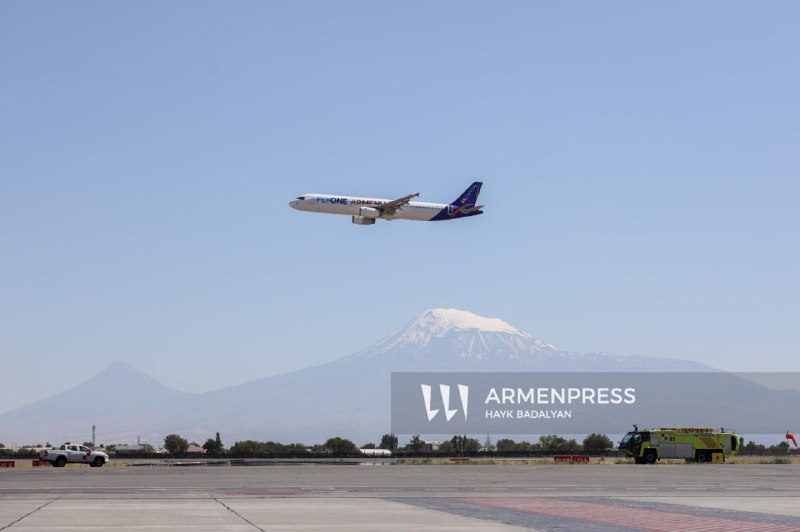Самолет FlyOne Armenia в аэропорту Звартноц, Ереван