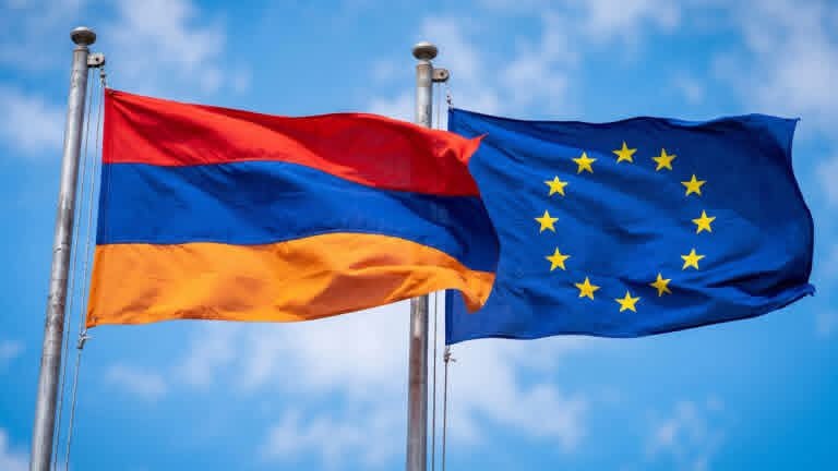 Флаг ЕС и Армении на фоне здания Еврокомиссии в Брюсселе
