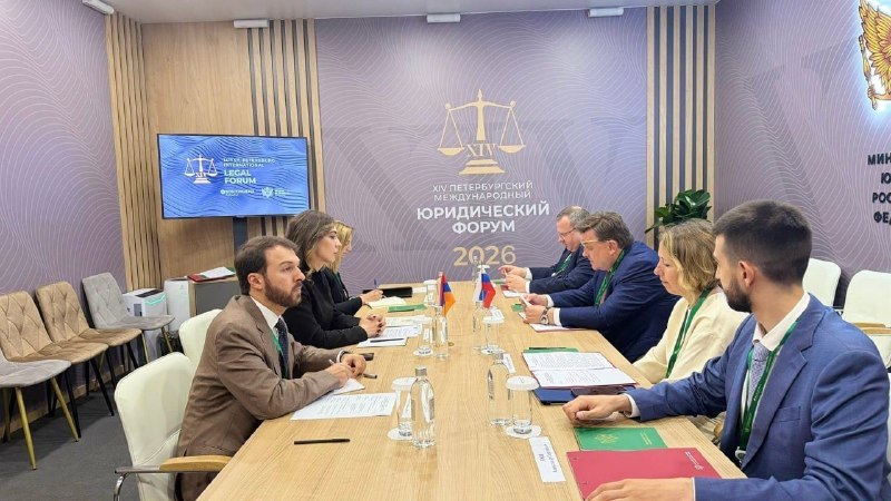 Министр юстиции Армении Србуи Галян и министр юстиции РФ Константин Чуйченко на форуме в Санкт-Петербурге