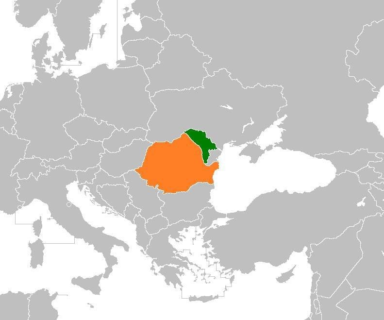 Флаг Румынии и Молдовы на фоне здания парламента