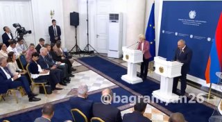 Урсула фон дер Ляйен и Никол Пашинян в Ереване на встрече