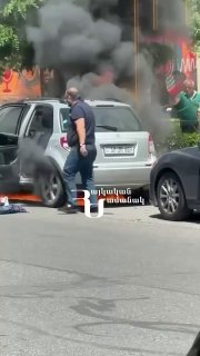 Горящий автомобиль на улице Алека Манукяна в Ереване