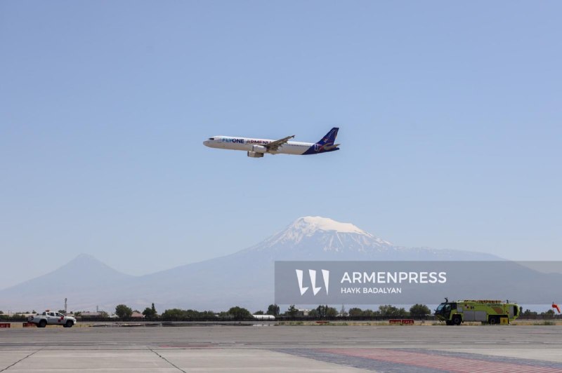 Самолёт FlyOne Armenia на взлётно-посадочной полосе в аэропорту Еревана