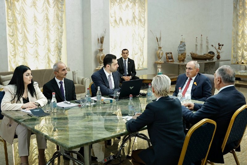 Премьер-министр Никол Пашинян осматривает строительные работы в экспо-центре «Меридиан» в Ереване