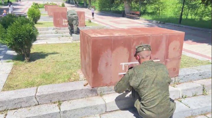 Военнослужащие 102-й базы красят буквы на мемориале «Мать Армения» в Гюмри