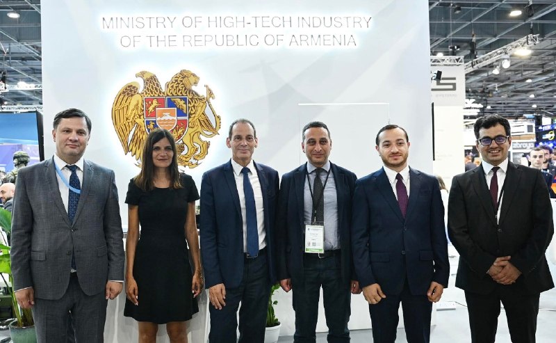 Подписание соглашения между BooTech и Thales в Ереване, представители компаний и министр ВТП Армении