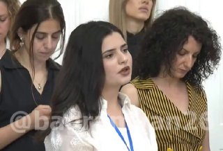 Никол Пашинян выступает на брифинге в Ереване