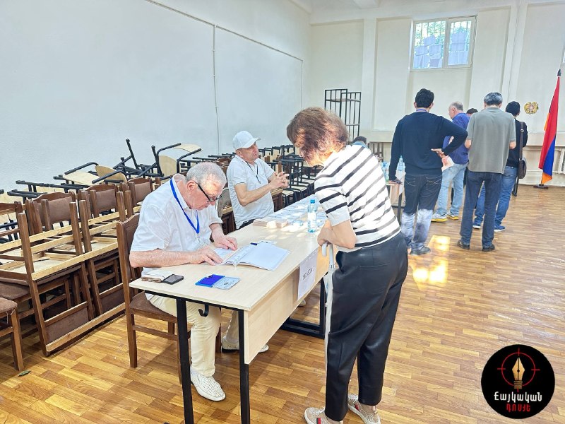 Начало голосования на избирательном участке в школе №127 в Ереване на выборах в Национальное собрание Армении