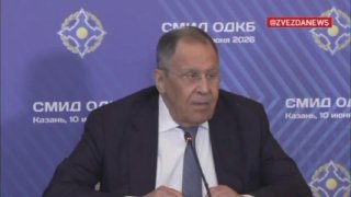 Сергей Лавров на пресс-конференции, фон с флагами России и Армении