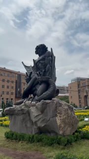 Памятник Ваагну-Драконоборцу на территории у мэрии Еревана