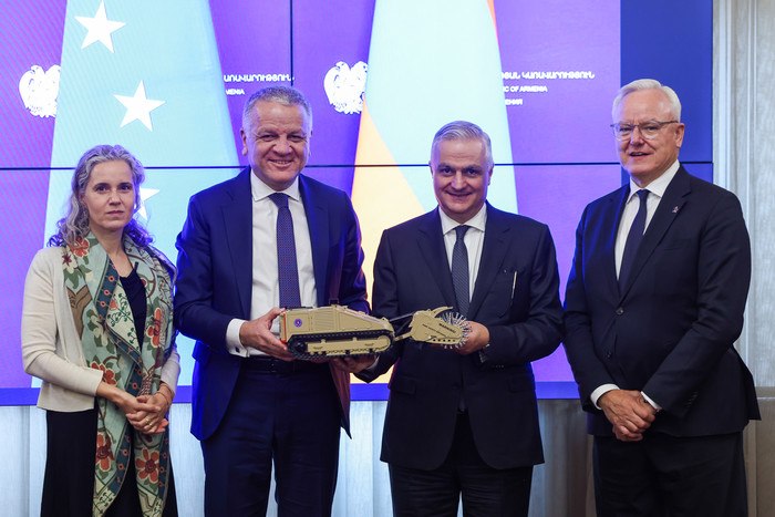 Церемония передачи машины разминирования от ЕС Армении в Ереване