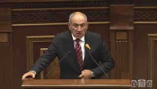 Никол Пашинян выступает с заявлением о фейке про 300 тысяч азербайджанцев