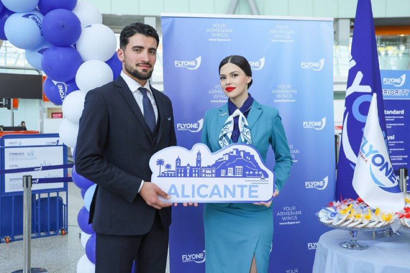 Пассажирский самолет FlyOne Armenia в международном аэропорту Звартноц в Ереване перед вылетом.