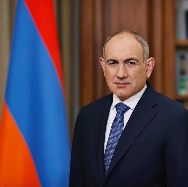 Премьер-министр Армении Никол Пашинян на рабочем месте в Ереване принимает поздравления с днем рождения.
