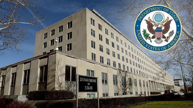 Флаги Армении и США развеваются рядом на фоне правительственного здания в Ереване