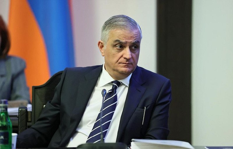 Вице-премьер Армении Мгер Григорян дает интервью, обсуждая отношения Еревана с ЕАЭС.
