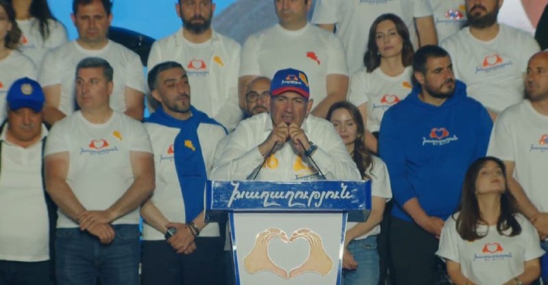 Премьер-министр Армении Никол Пашинян выступает с речью в Ереване
